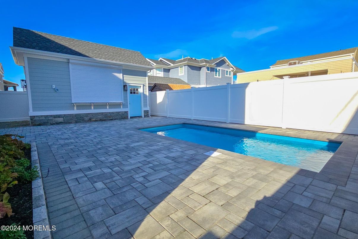 Exterior, Pool