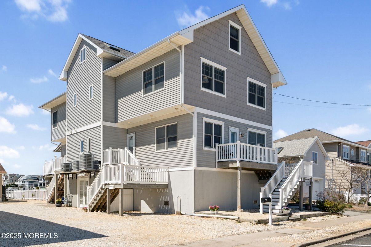 Exterior, Facade, Rowhouse