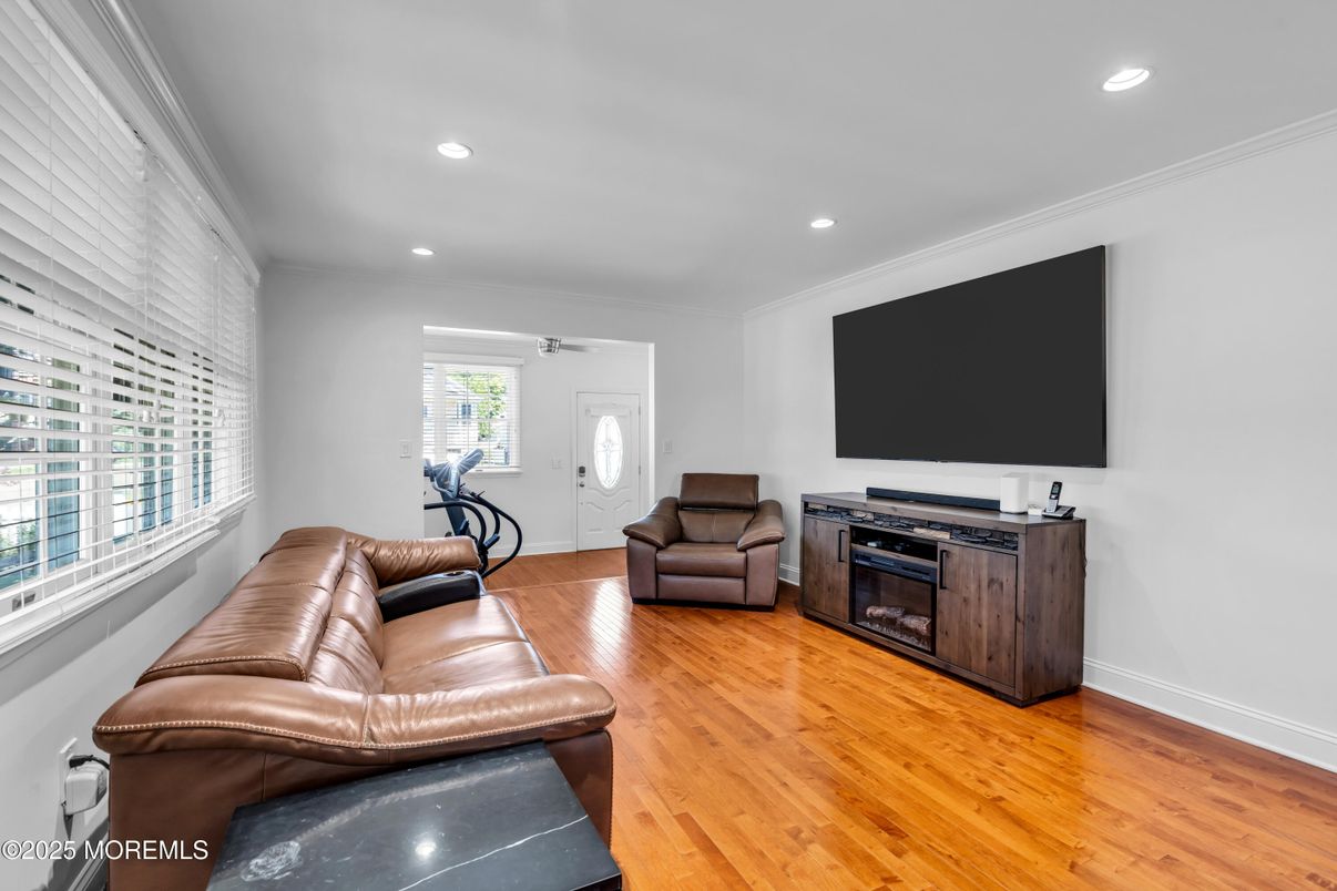 Interior, Living room, Recessed Lighting, Wood Texture Flooring