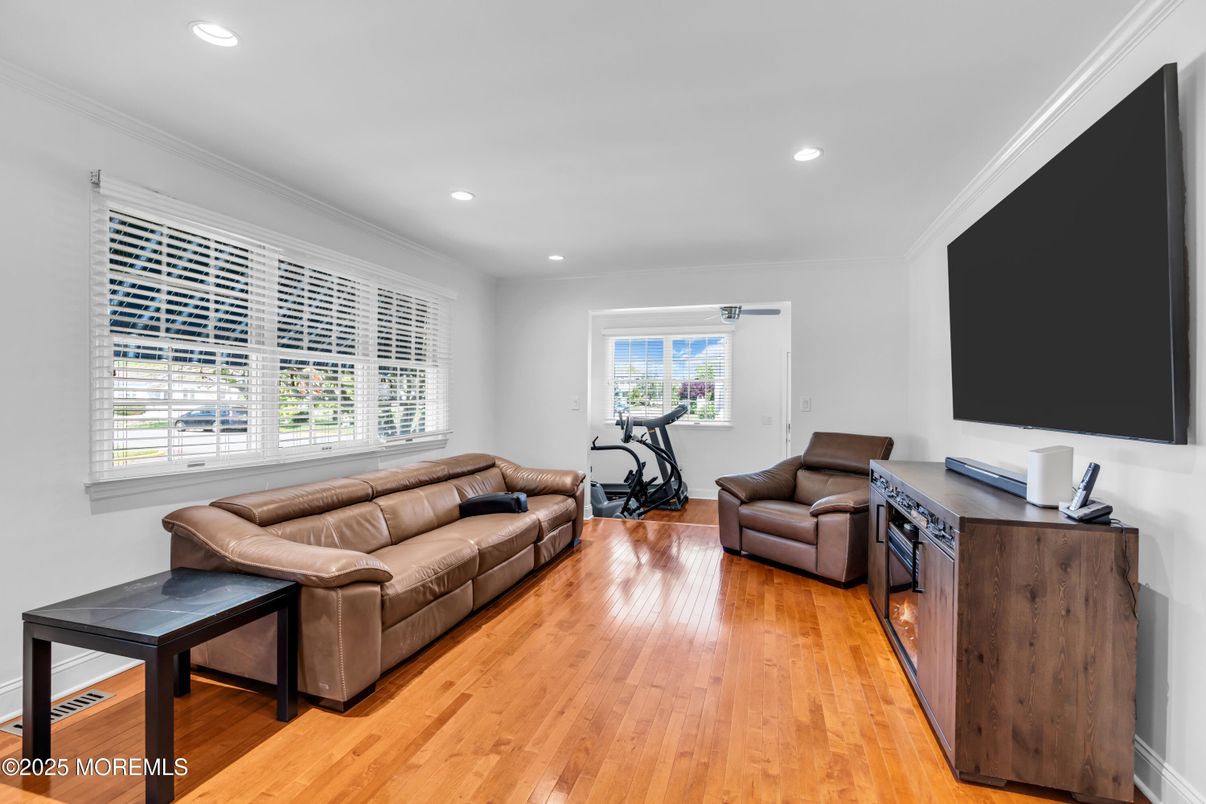 Fitness Equipment, Interior, Living room, Recessed Lighting, Wood Texture Flooring