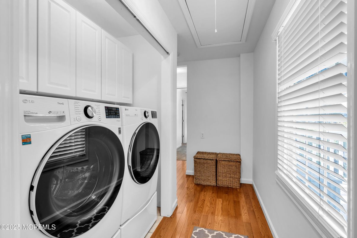 Interior, Utility Closets, Washer, Wood Texture Flooring
