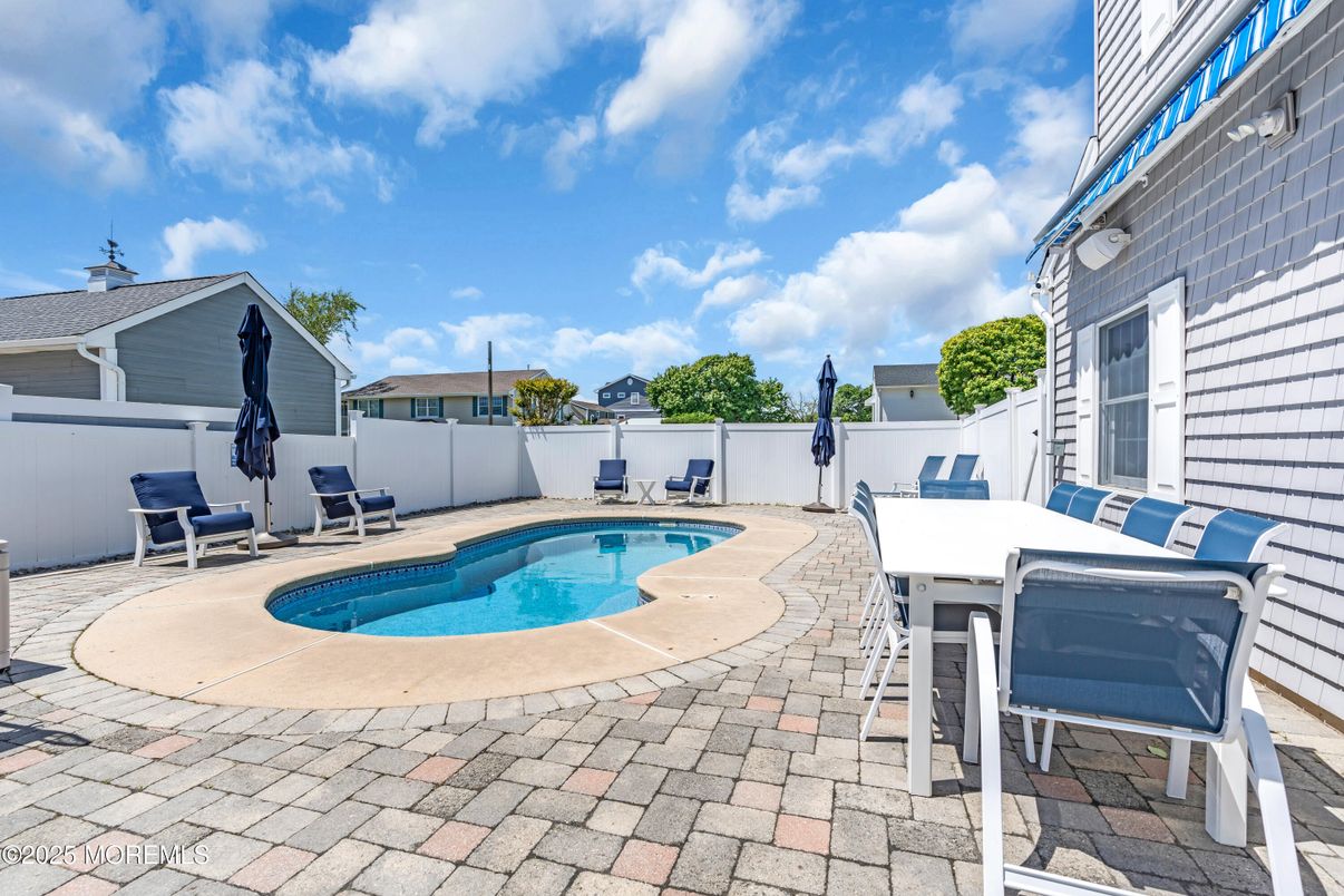 Exterior, Pool
