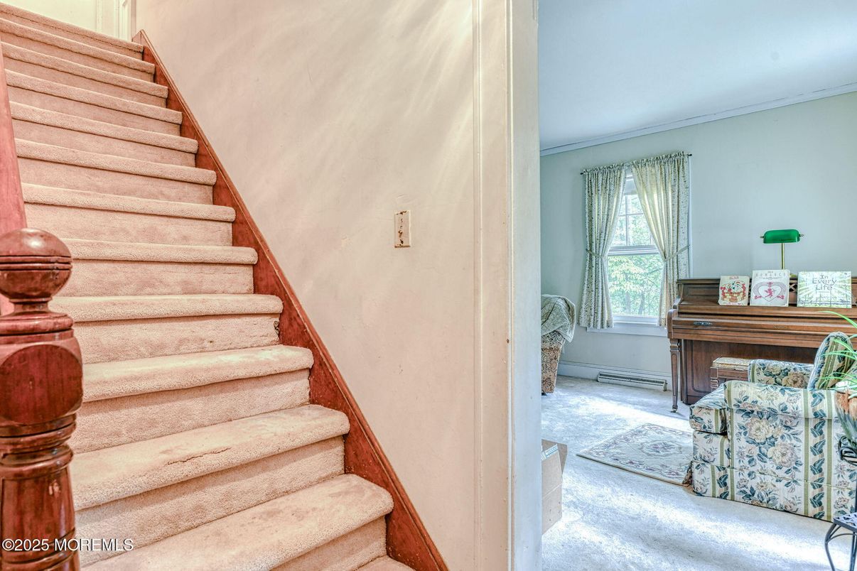 Interior, Piano