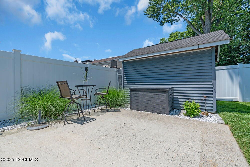 Detached Garage, Exterior