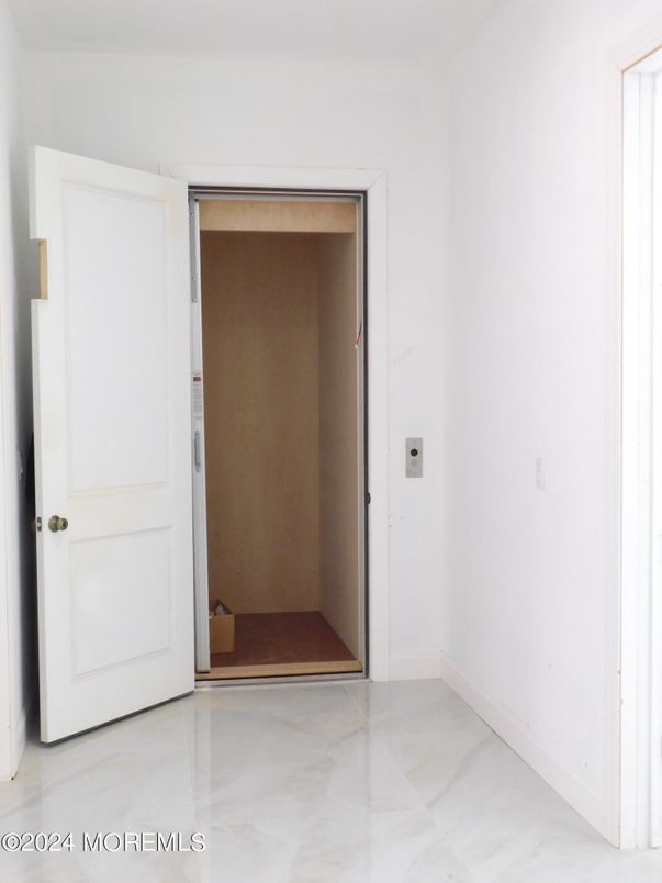 Empty room, Interior