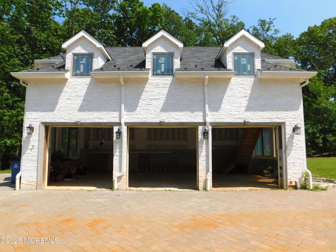 Attached, Exterior, Facade, Farmhouse