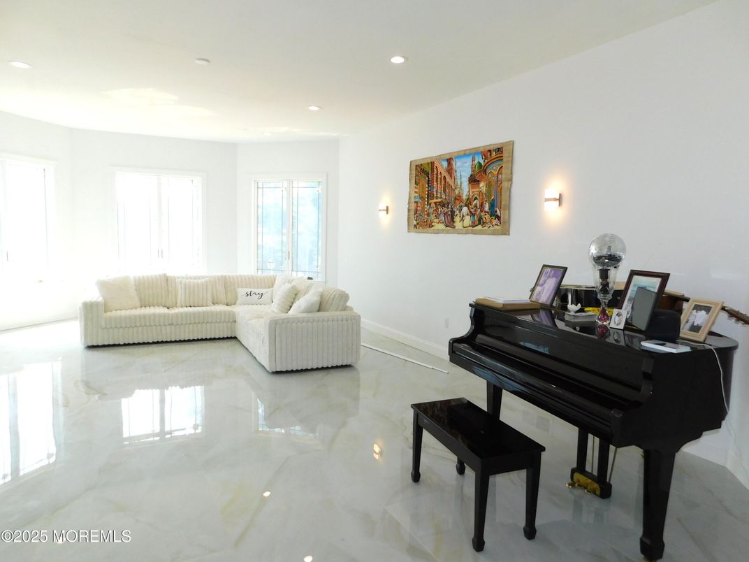 Interior, Living room, Marble, Piano, Recessed Lighting