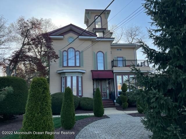 Exterior, Facade, Queen Anne Victorian