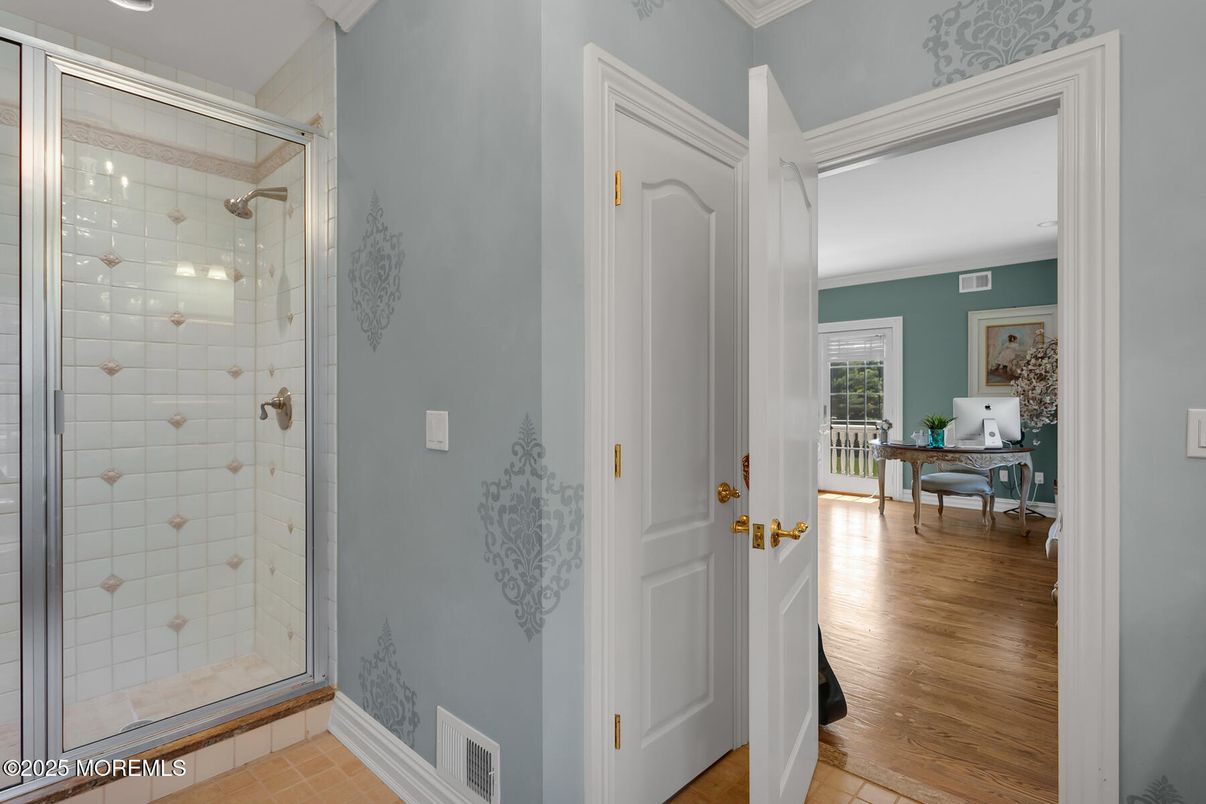 Bathroom, Interior, Recessed Lighting, Wood Texture Flooring
