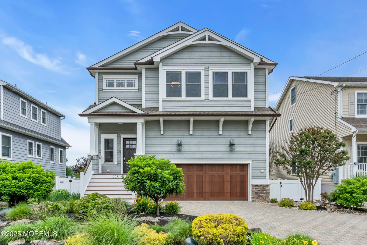Attached, Exterior, Facade, Queen Anne Victorian