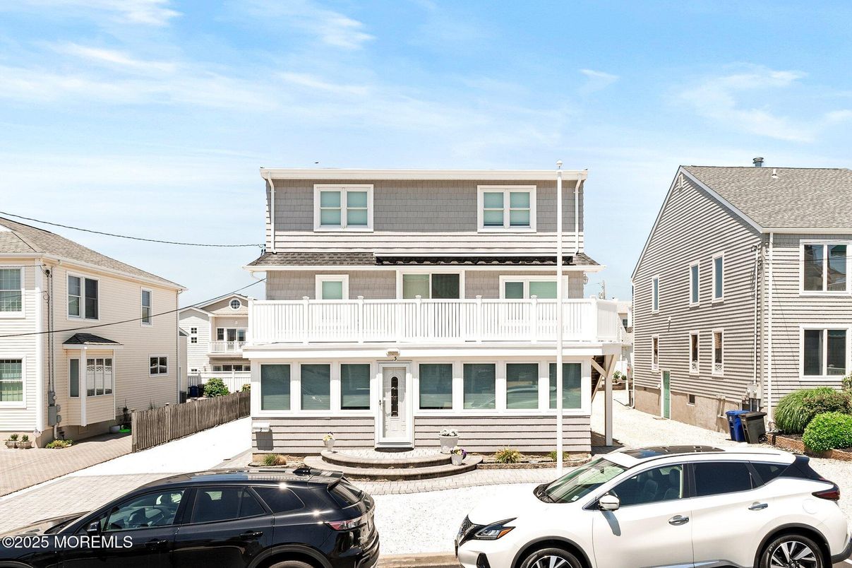Exterior, Facade, American Foursquare