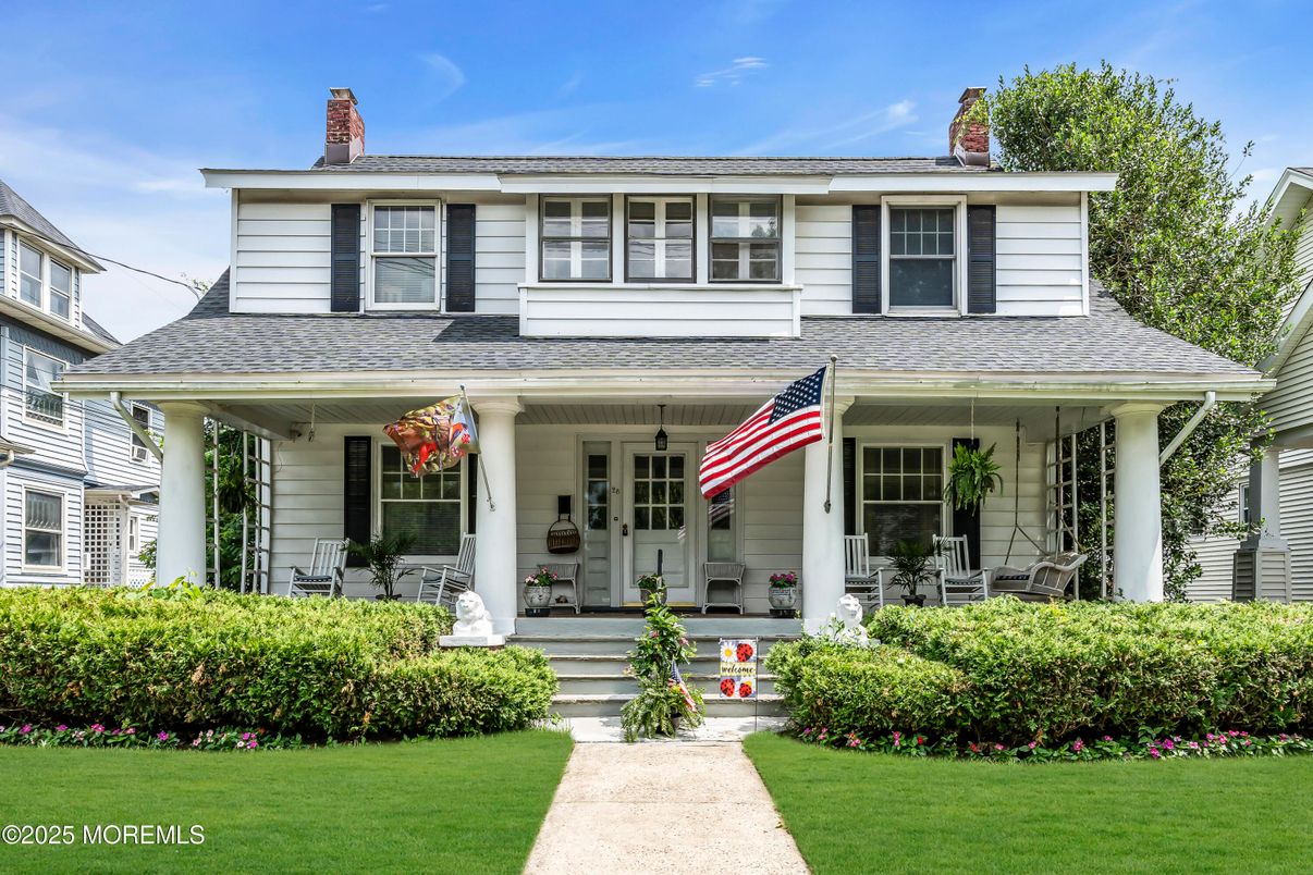 Exterior, Facade, American Foursquare