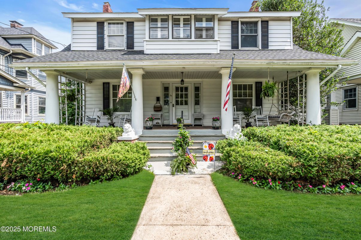 Exterior, Facade, American Foursquare