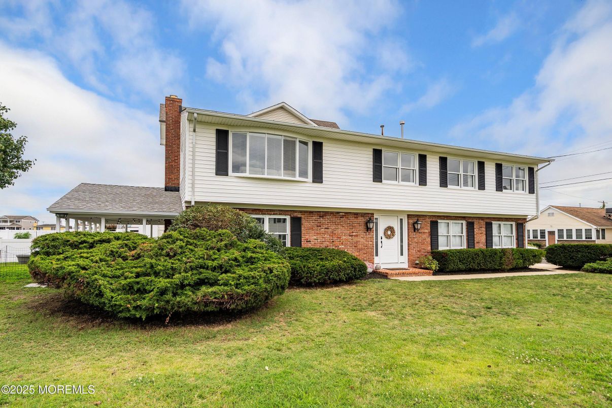 Exterior, Facade, Brick Facade, Split Level