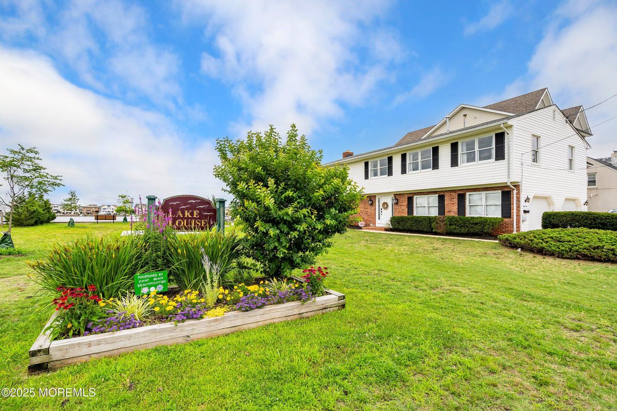 Attached, Backyard, Exterior, Facade, Brick Facade, Georgian