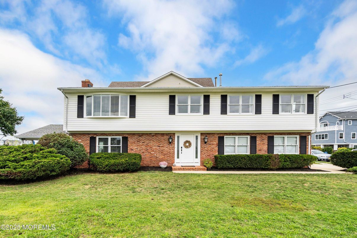 Exterior, Facade, Brick Facade, Split Level