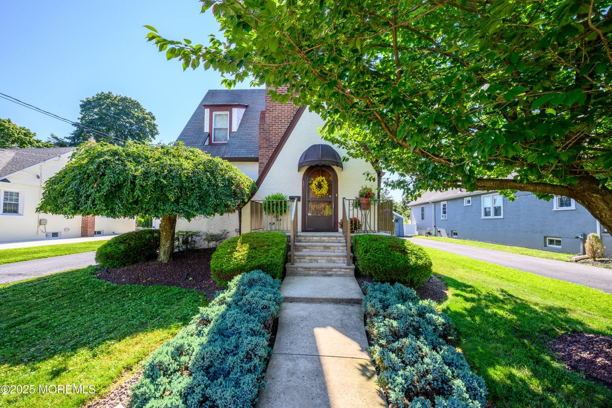 Exterior, Facade, Tudor Revival