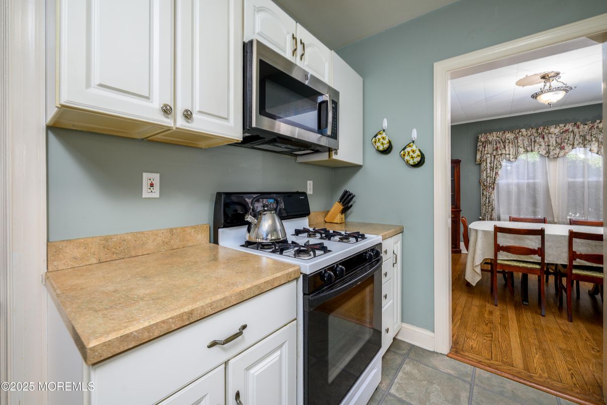 Dining room, Interior, Kitchen, Stainless Steel Appliances, Wood Texture Flooring