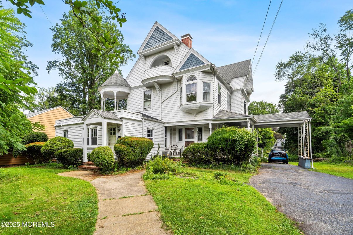 Backyard, Exterior, Facade, Queen Anne Victorian