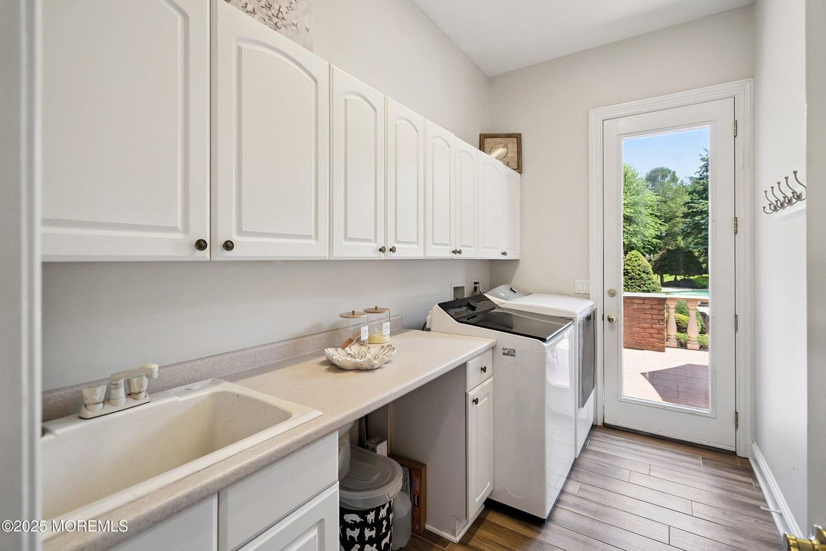 Interior, Washer, Wood Texture Flooring