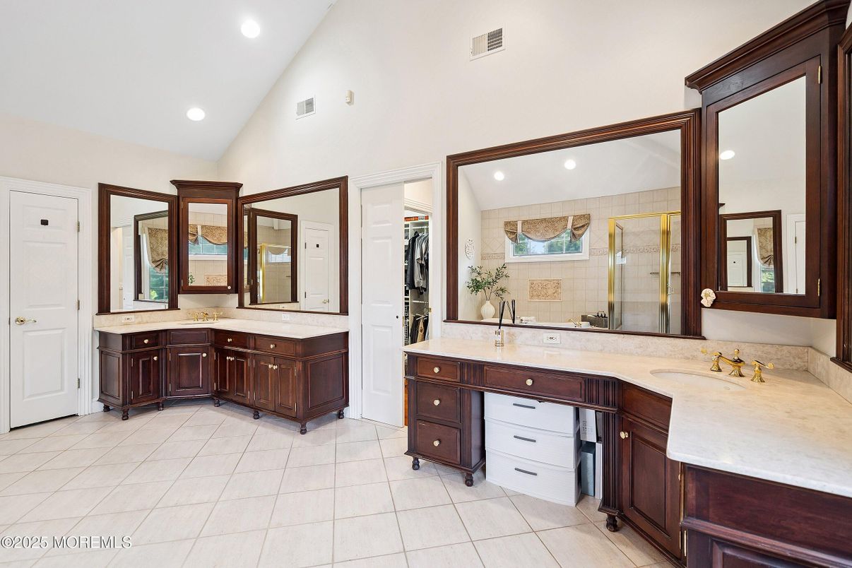 Bathroom, Dual Sink Vanities, Interior, Recessed Lighting