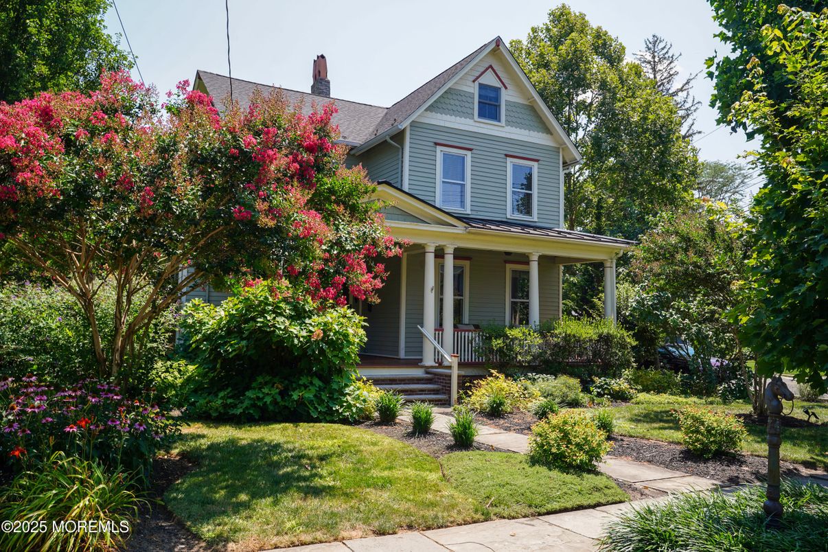 Exterior, Facade, Queen Anne Victorian