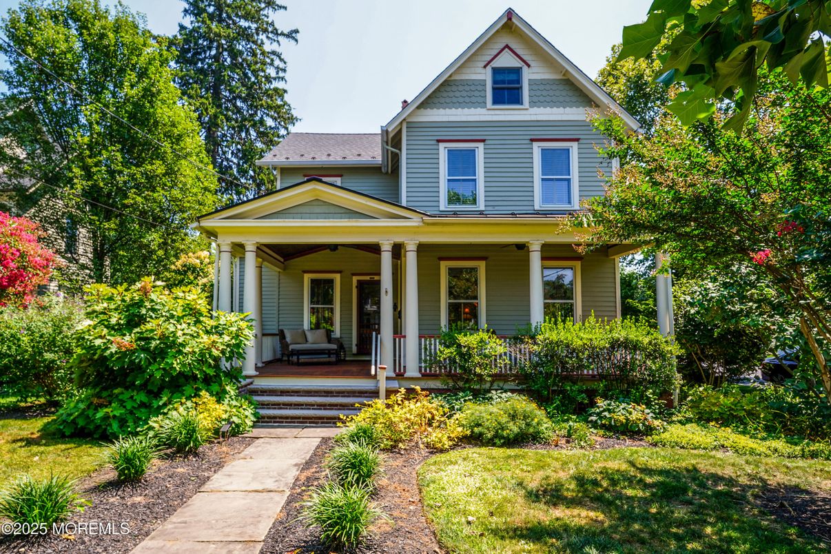 Exterior, Facade, Queen Anne Victorian
