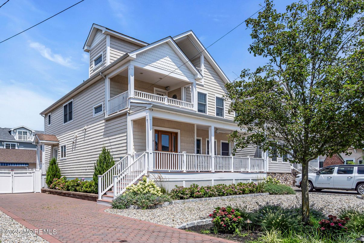 Exterior, Facade, Queen Anne Victorian