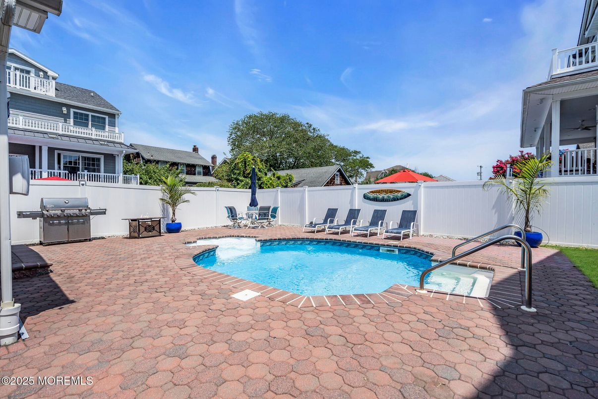 Exterior, Pool