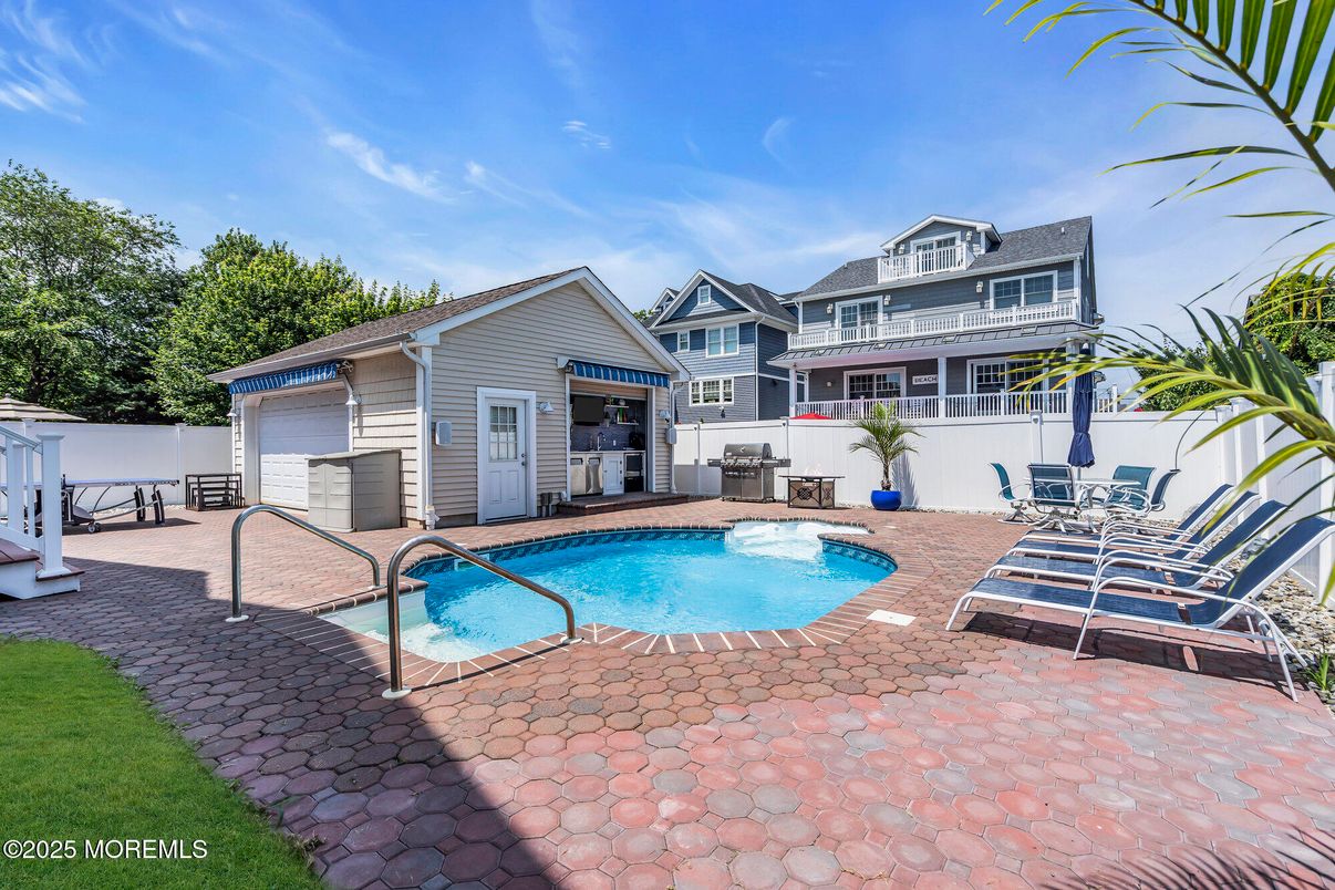 Exterior, Pool