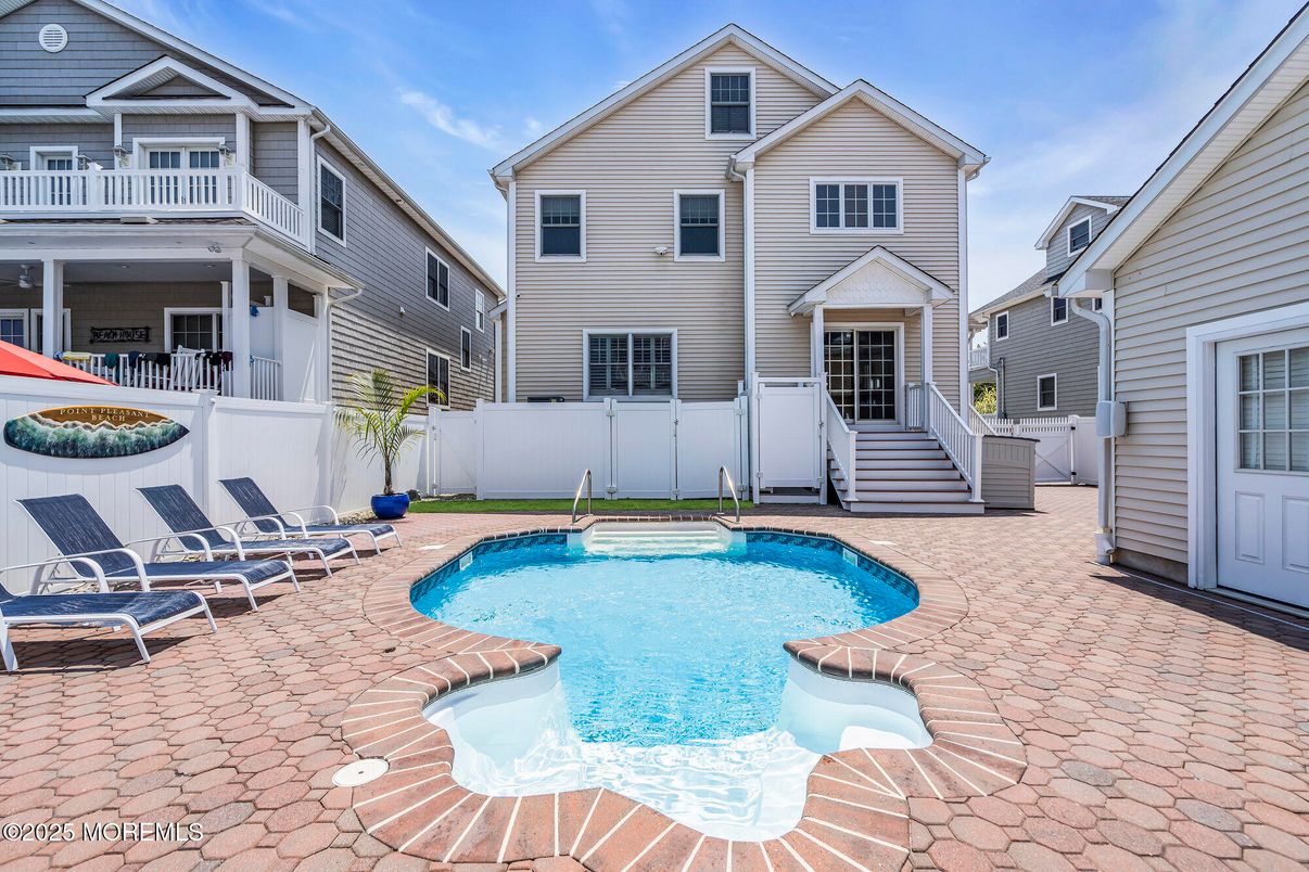Exterior, Pool