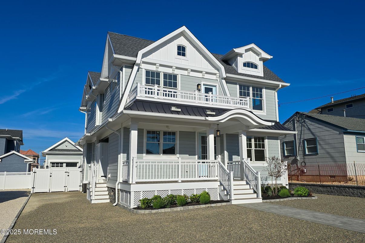 Exterior, Facade, Queen Anne Victorian
