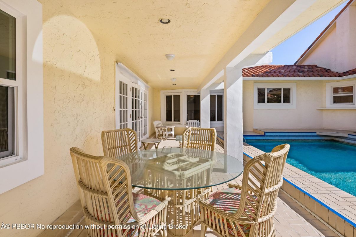 Dining room, Exterior, Pool