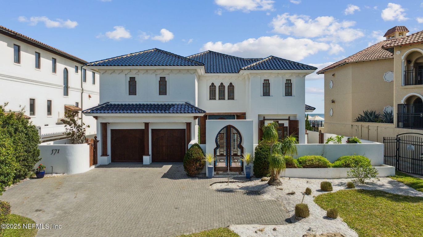 Attached, Exterior, Facade, Mediterranean