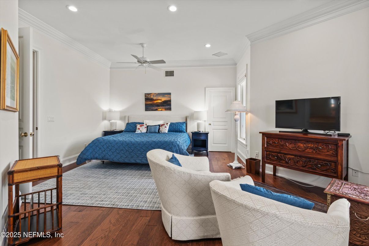 Bedroom, Interior, Living room, Recessed Lighting, Wood Texture Flooring