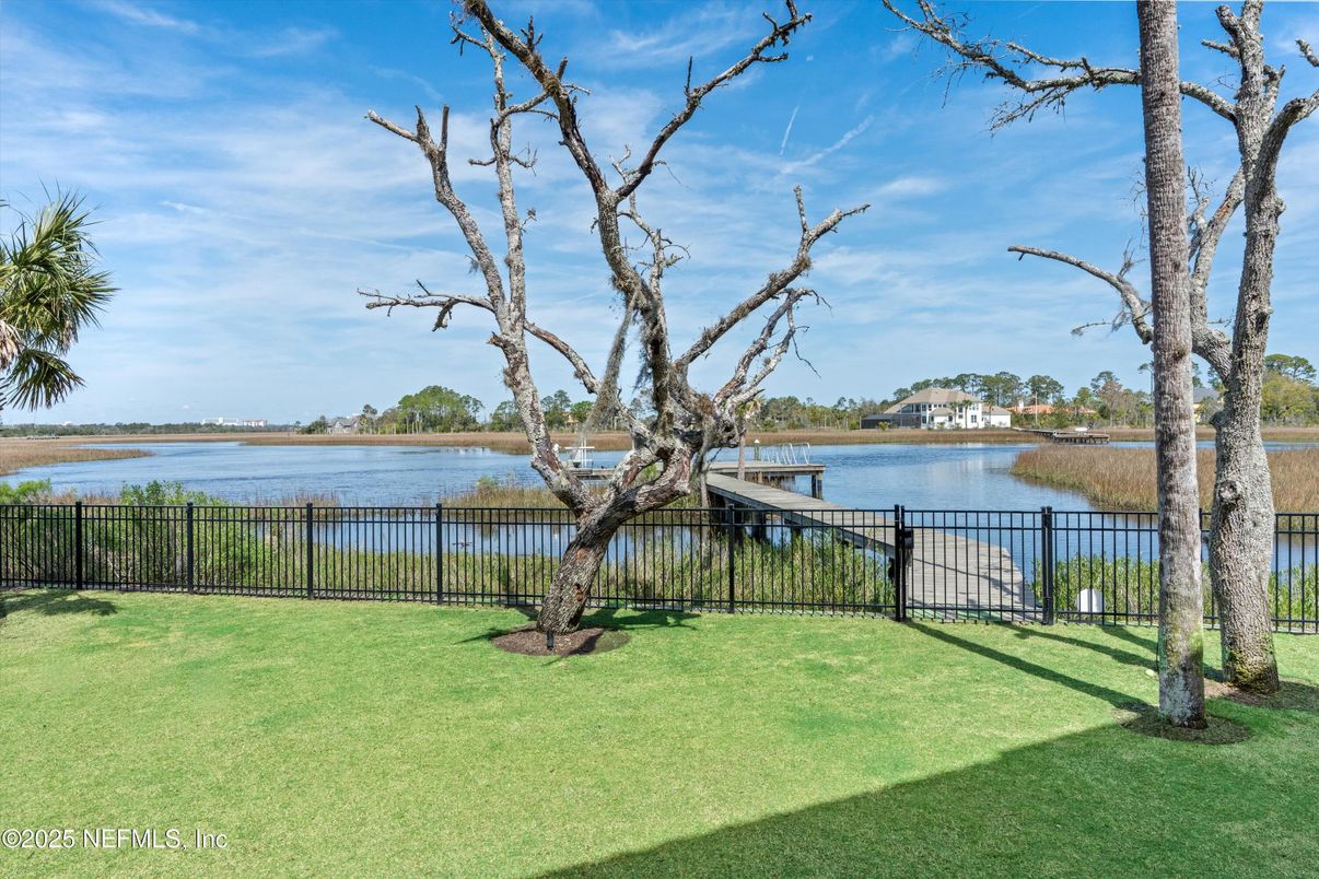 Exterior, Lake