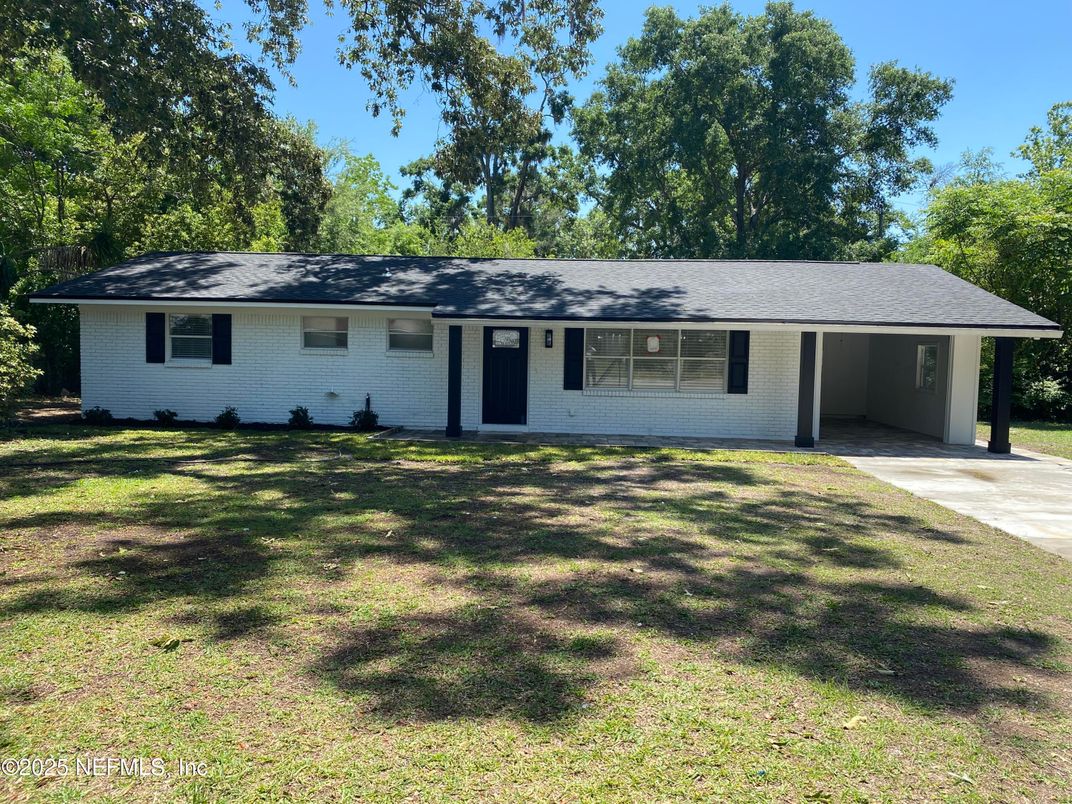Exterior, Facade, Ranch