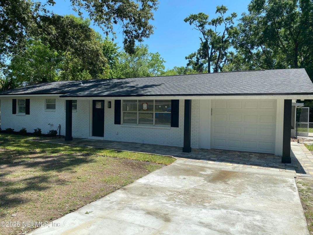 Attached, Exterior, Facade, Ranch