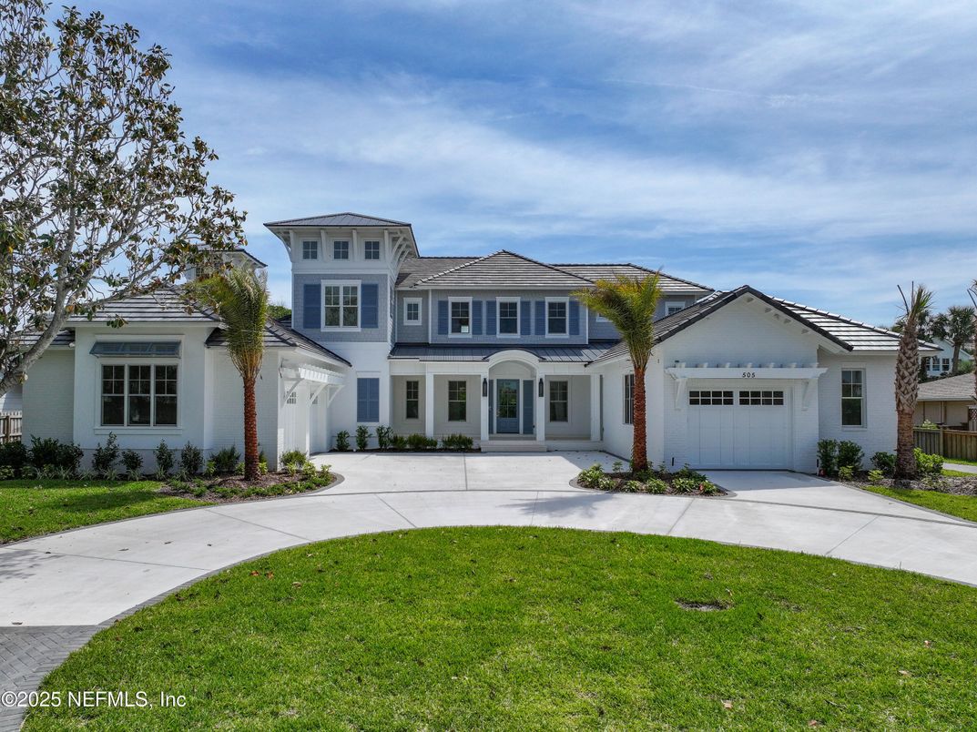 Attached, Exterior, Facade, Mediterranean