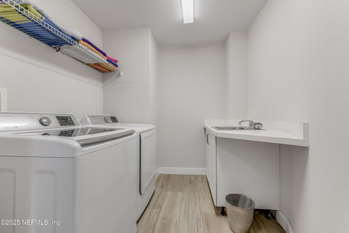 Interior, Washer, Wood Texture Flooring