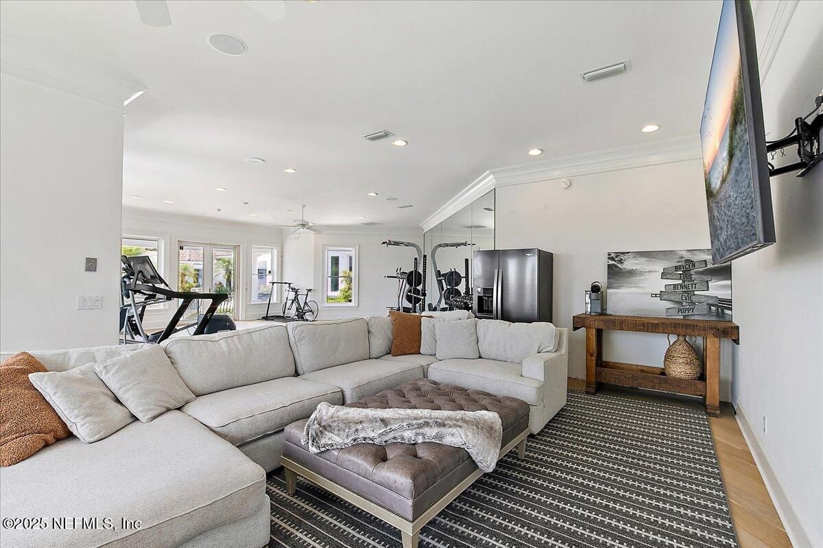 Fitness Equipment, Interior, Living room, Recessed Lighting, Wood Texture Flooring