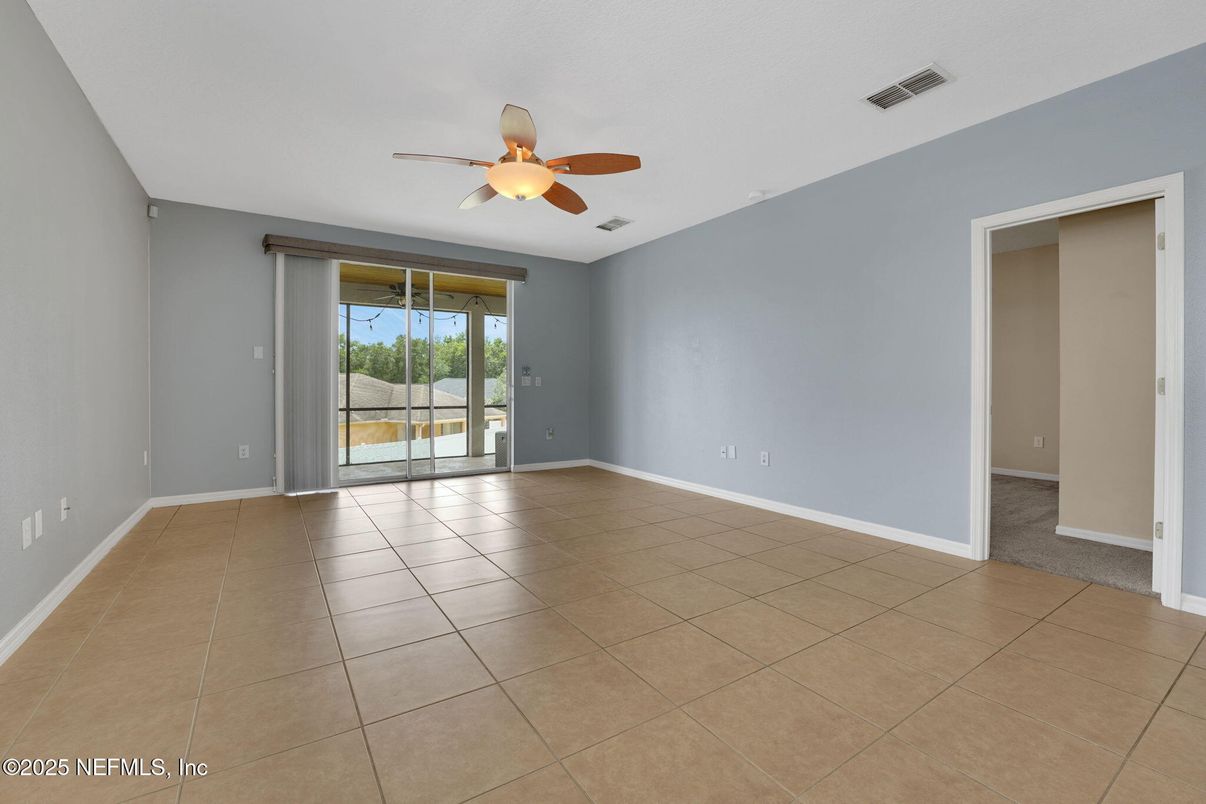 Empty room, Interior