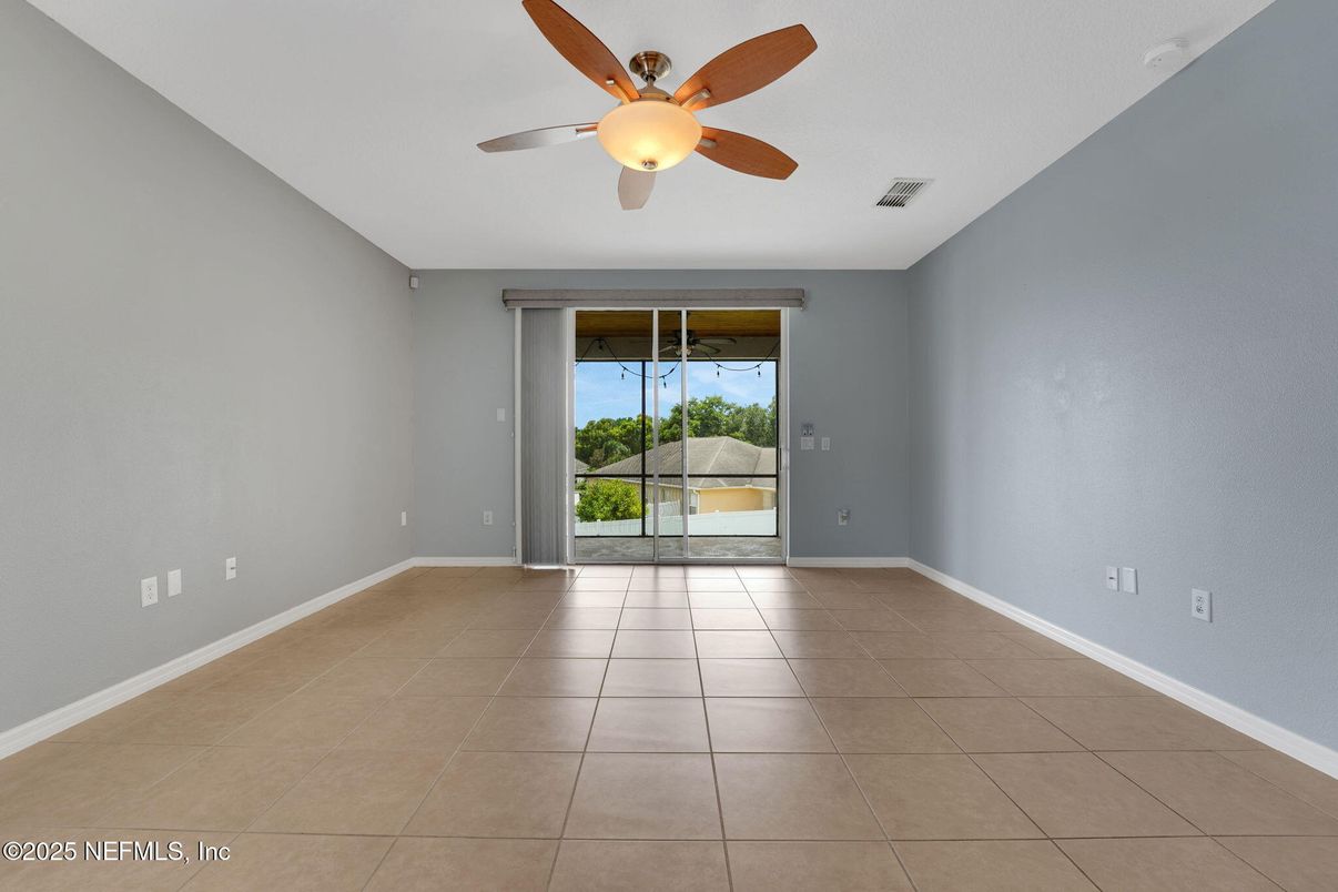 Empty room, Interior