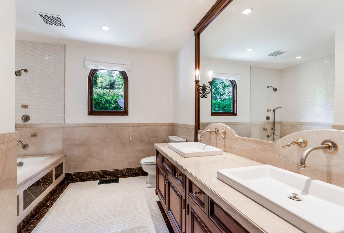 Bathroom, Dual Sink Vanities, Interior, Recessed Lighting