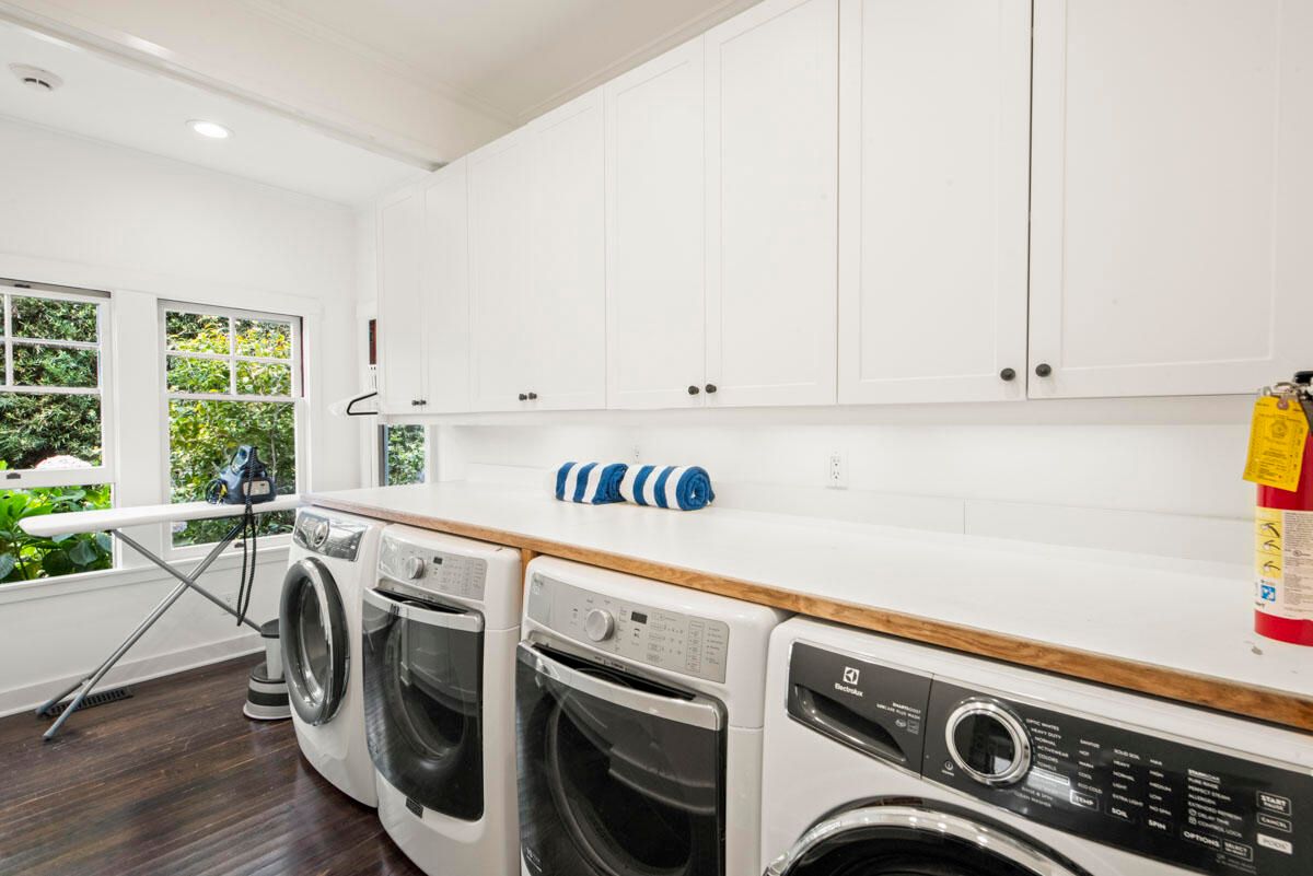 Interior, Recessed Lighting, Washer, Wood Texture Flooring
