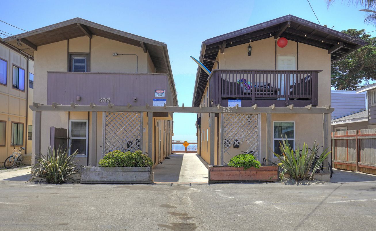 Exterior, Facade, Modern