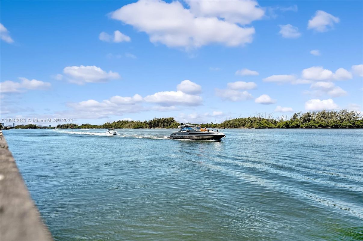 Exterior, Lake