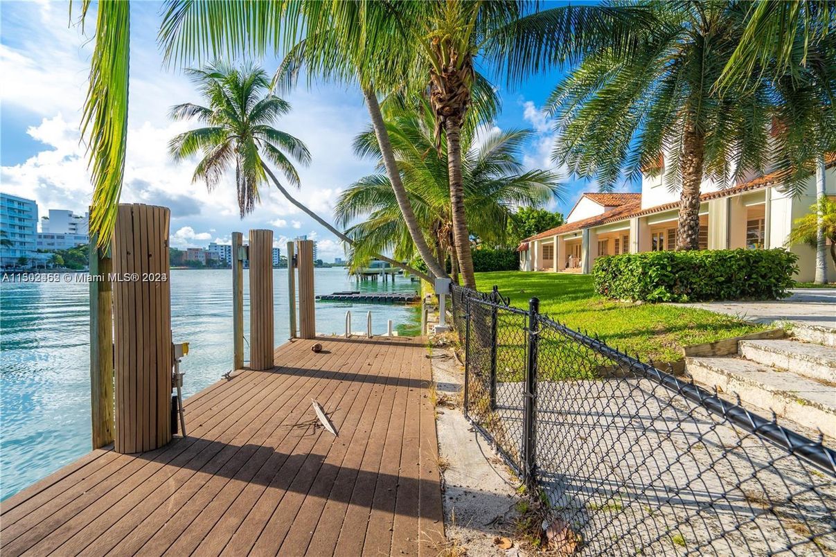Exterior, Lake