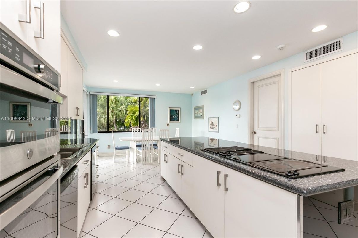 Dining room, Interior, Kitchen, Recessed Lighting