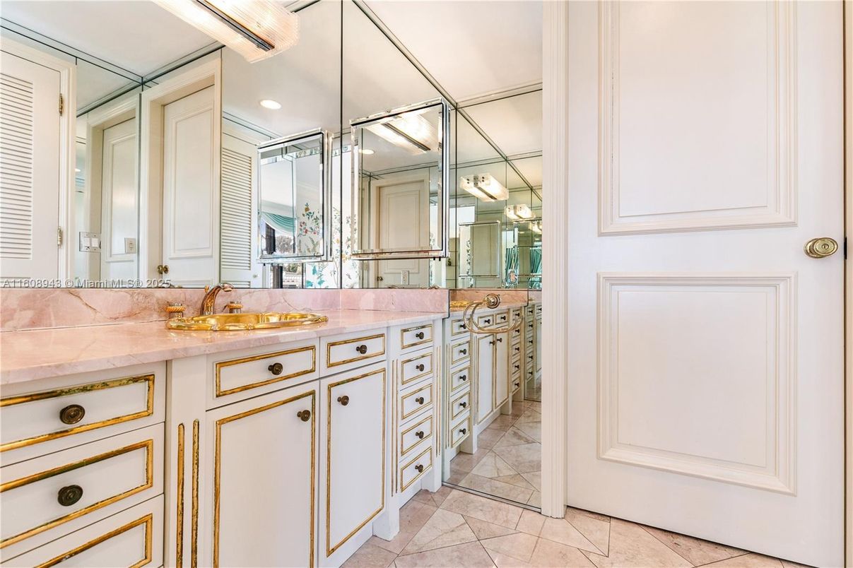 Bathroom, Interior, Recessed Lighting